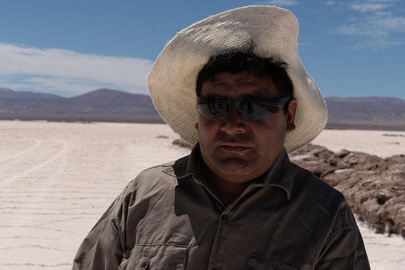 A man using hat and sunglasses