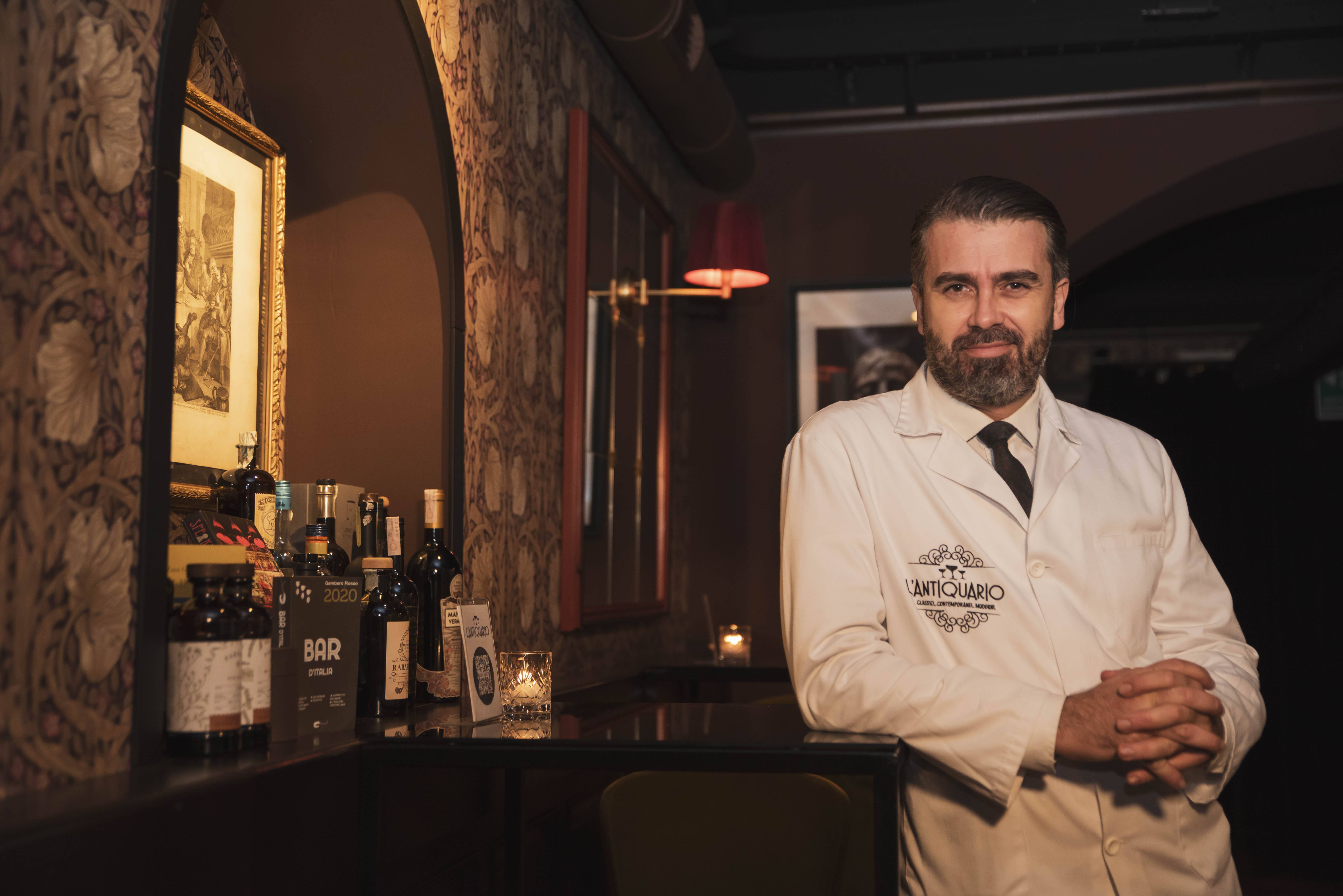 Η φιλοξενία ντύνεται στα λευκά: Alex Frezza και L’Antiquario - Campari ...