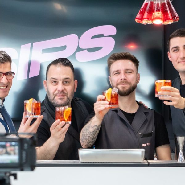 Marc Álvarez, Giuseppe Santamaria y el equipo del SIPS brindando con un Negroni, en la Campari Academy Spain.