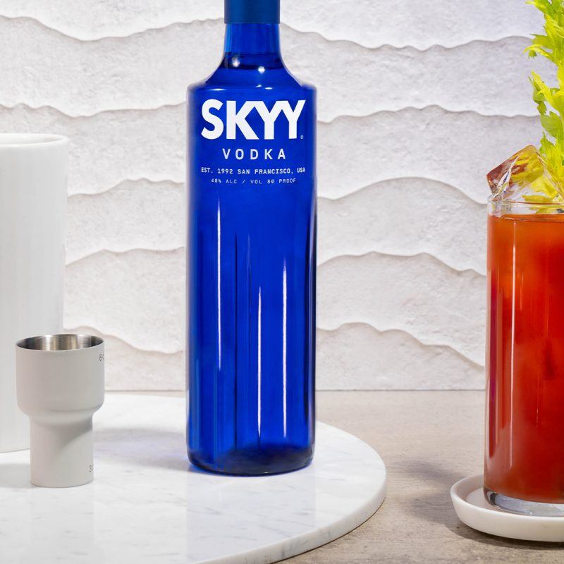 Bloody Mary y botella de SKYY Vodka