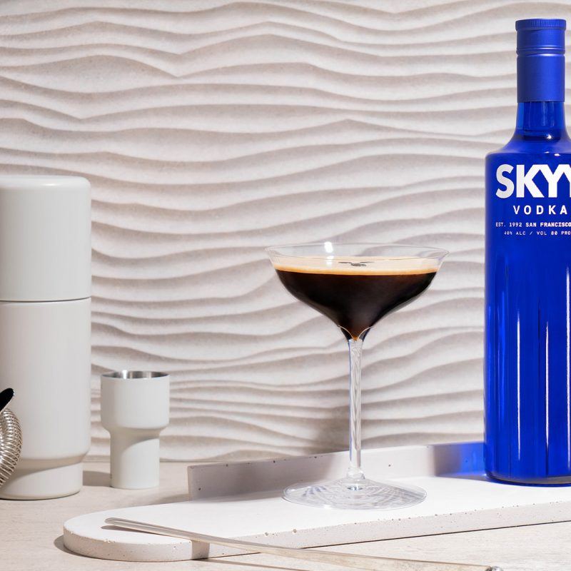 Espresso Martini y botella de SKYY vodka