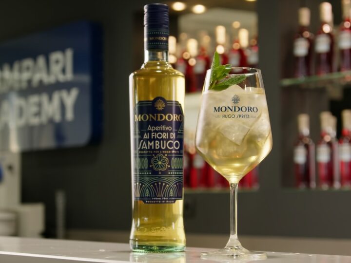 Copa de Mondoro Hugo Spritz, junto a una botella de Mondoro